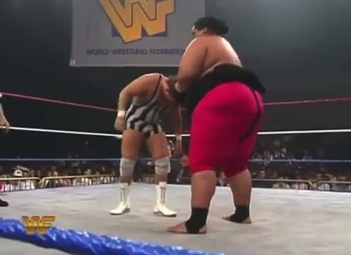 Yokozuna hits the Rock Bottom (Ura-nage). Wouldn’t be surprised if this was where The Rock got his finisher from. 